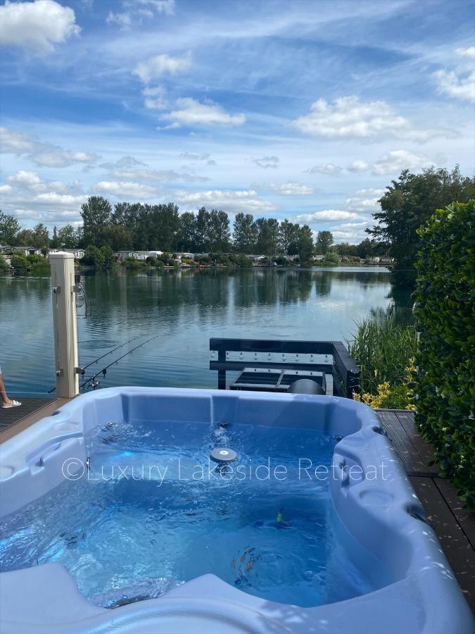 Hotel Lakeside Retreat With Hot Tub & Fishing Peg At Tattershall Lakes Country Park Exterior foto