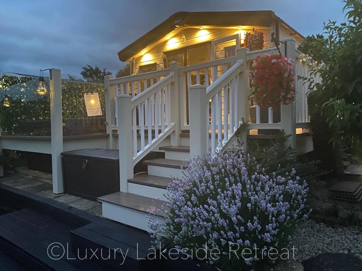 Hotel Lakeside Retreat With Hot Tub & Fishing Peg At Tattershall Lakes Country Park Exterior foto